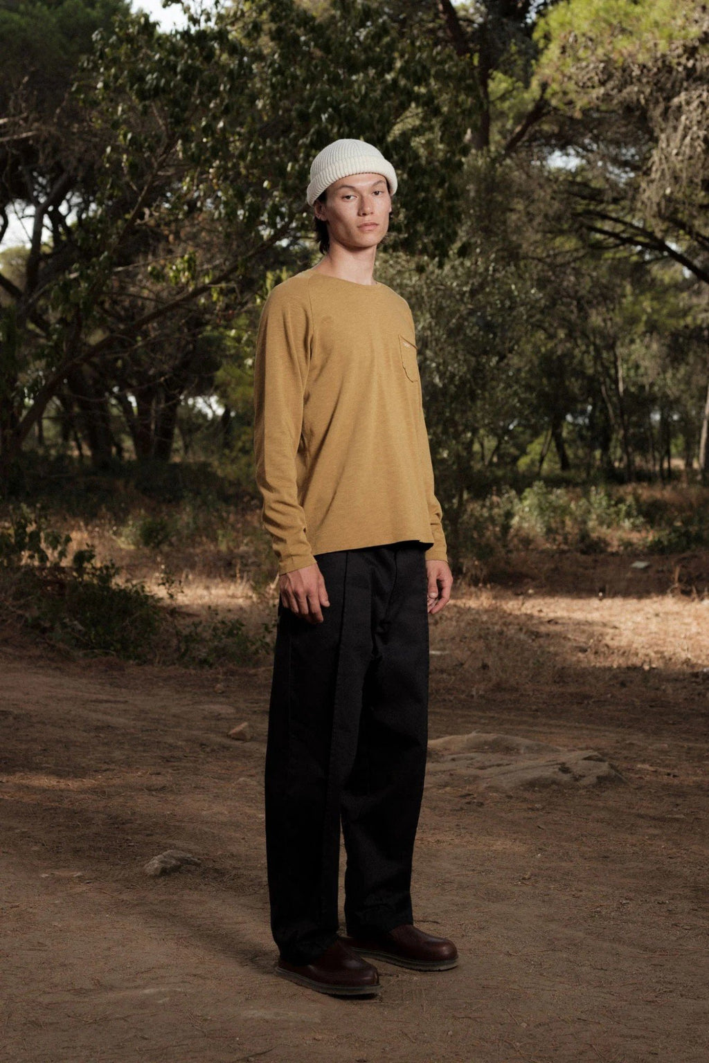 Essential Unisex Long-sleeved T-Shirt