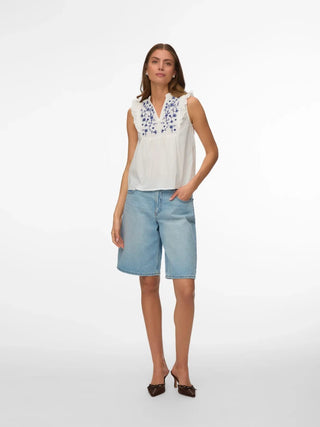 Hannah Chambray-Top mit V-Ausschnitt, Stickerei und Rüschen