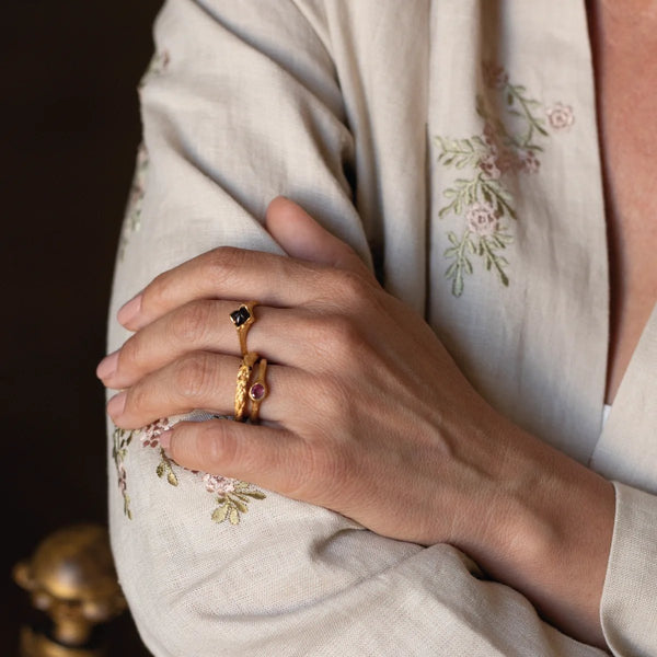 Bromelia Ring with Garnets - Sopro