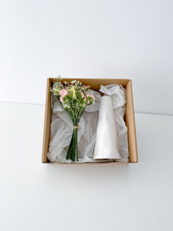 White Matte Vase Protector With Flowers Box - Aqui Há Peça