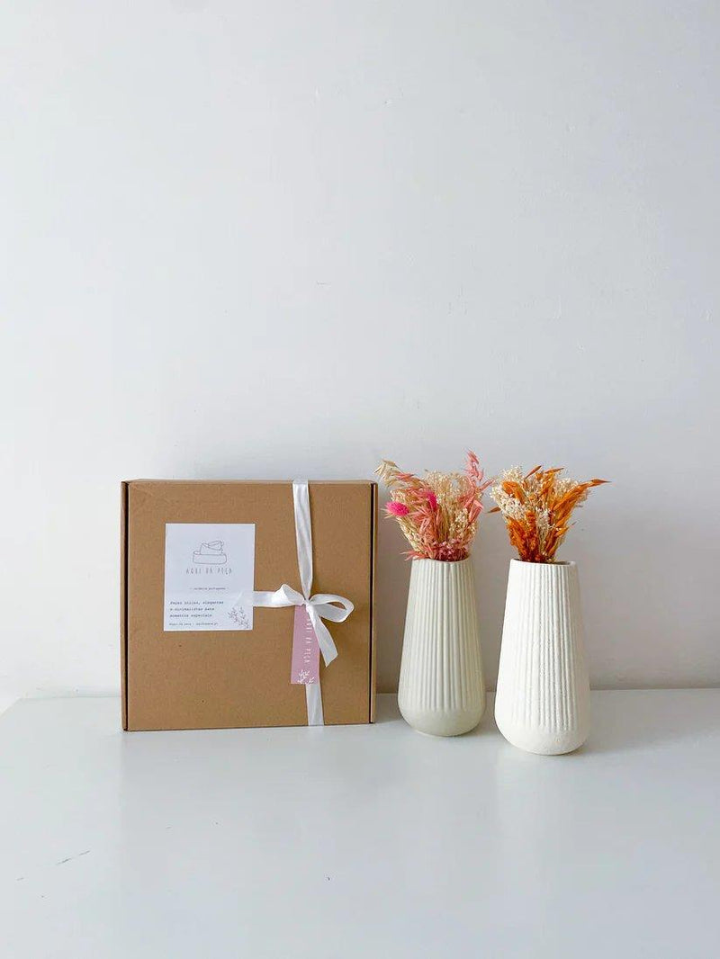 Textured Vase with Dried Flowers - Aqui Há Peça