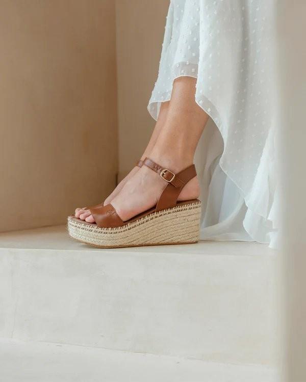 Arambol Leather Low Wedge Sandals in Cuero - Popa