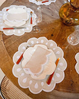 Gotas Beige with White Napkin